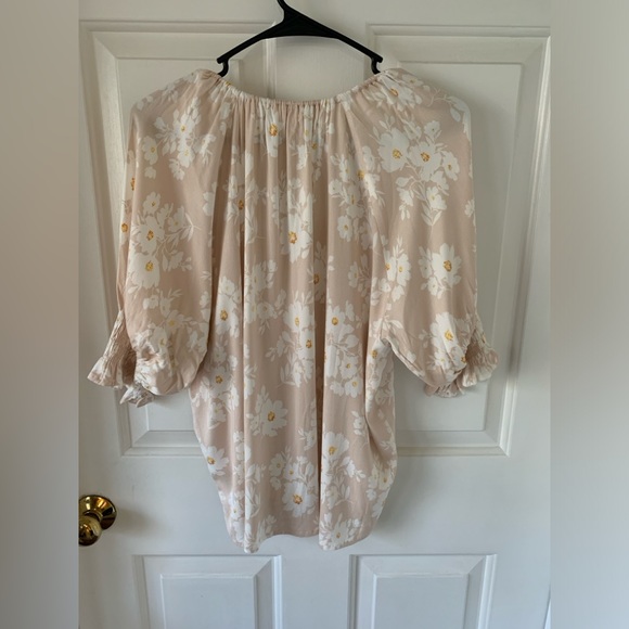 Carly Jean Los Angeles Blush Pink Floral Top - Picture 2 of 6